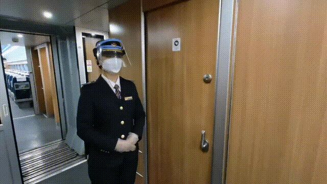 列车一般设有在列车运行过程中,请勿倚靠车门或随意触碰车门处的按钮