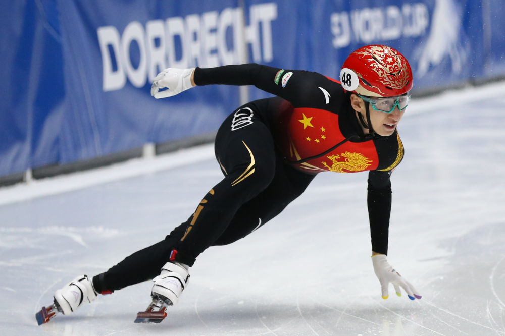 2021年11月28日，短道速滑世界杯多德雷赫特站，中国选手武大靖在男子1000米半决赛中。新华社记者郑焕松摄