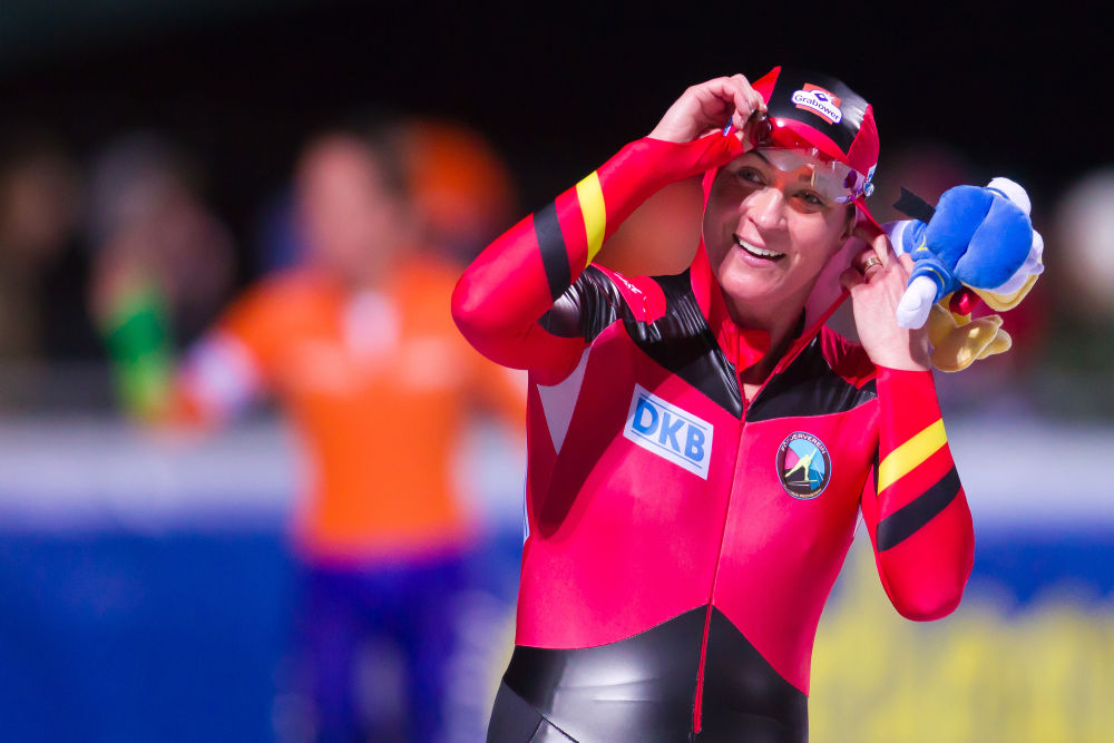 2012年1月6日，布达佩斯欧洲速滑全能锦标赛，德国著名速滑运动员克劳迪娅·佩希施泰因在3000米比赛后露出笑容。新华社发（弗尔季·奥蒂洛摄）