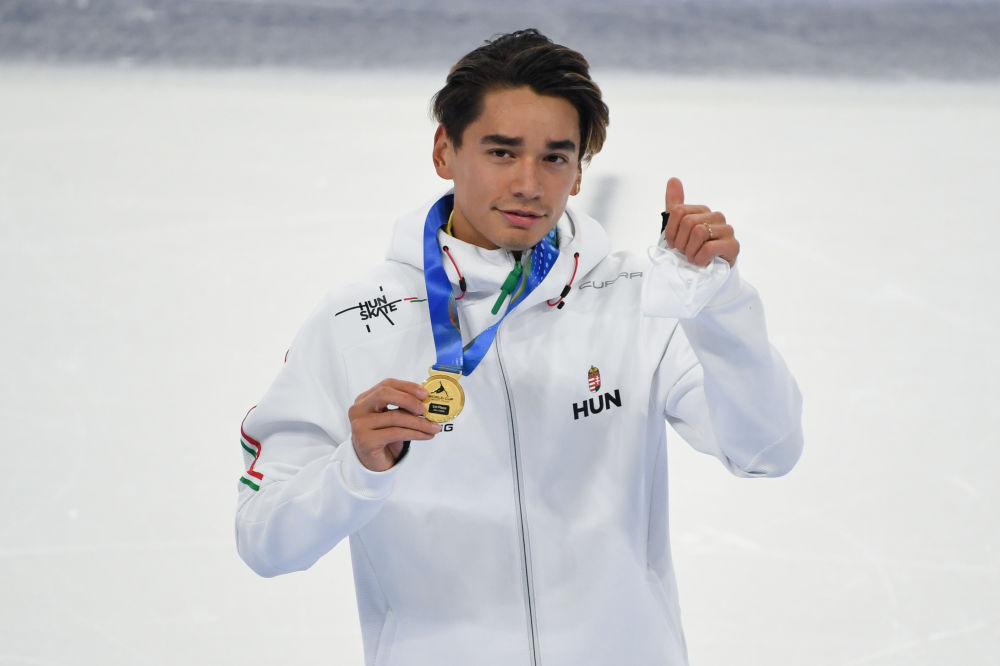 2021年10月23日，国际滑联短道速滑世界杯（北京站），匈牙利选手刘少林在男子500米决赛颁奖典礼上，他以40秒711的成绩夺冠。新华社记者鞠焕宗摄