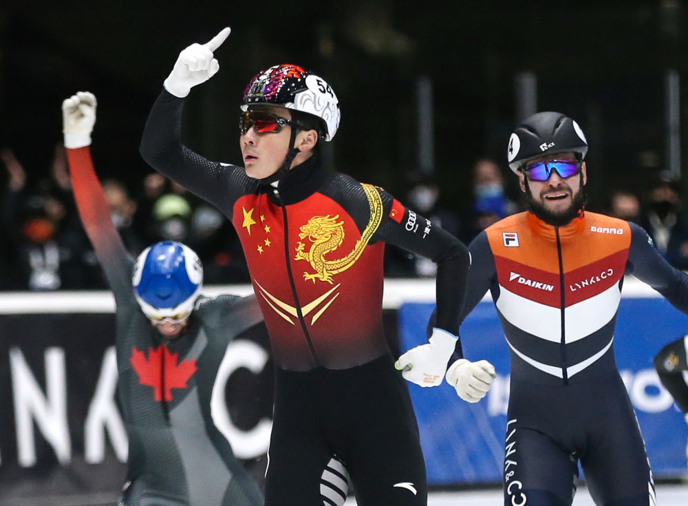 2021年11月27日,短道速滑世界杯多德雷赫特站,任子威(中)夺得男子1500