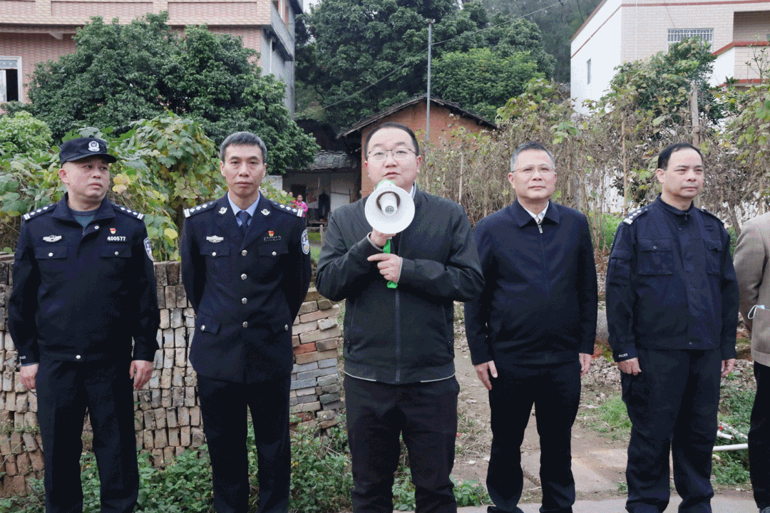 凌晨藤县出动500多人对太平镇涉毒重点村开展清查整治