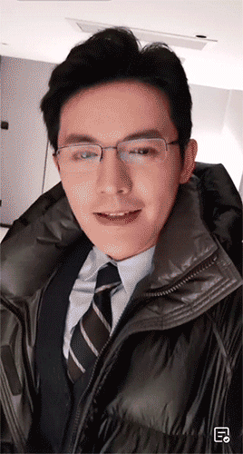 偏大叔感了,但是他年纪上涨完全没有影响他的颜值,就这戴着眼镜的样子