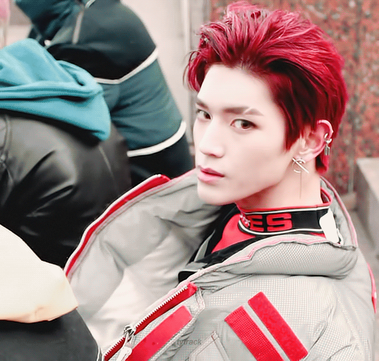 nct队长李泰容的红发造型又酷又拽,断眉更彰显他的帅气.