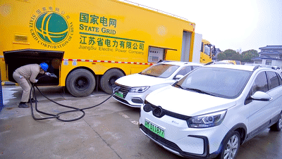 ▍在京沪高速广陵服务区,启用了2辆移动式储能充电车,可同时为8辆电动