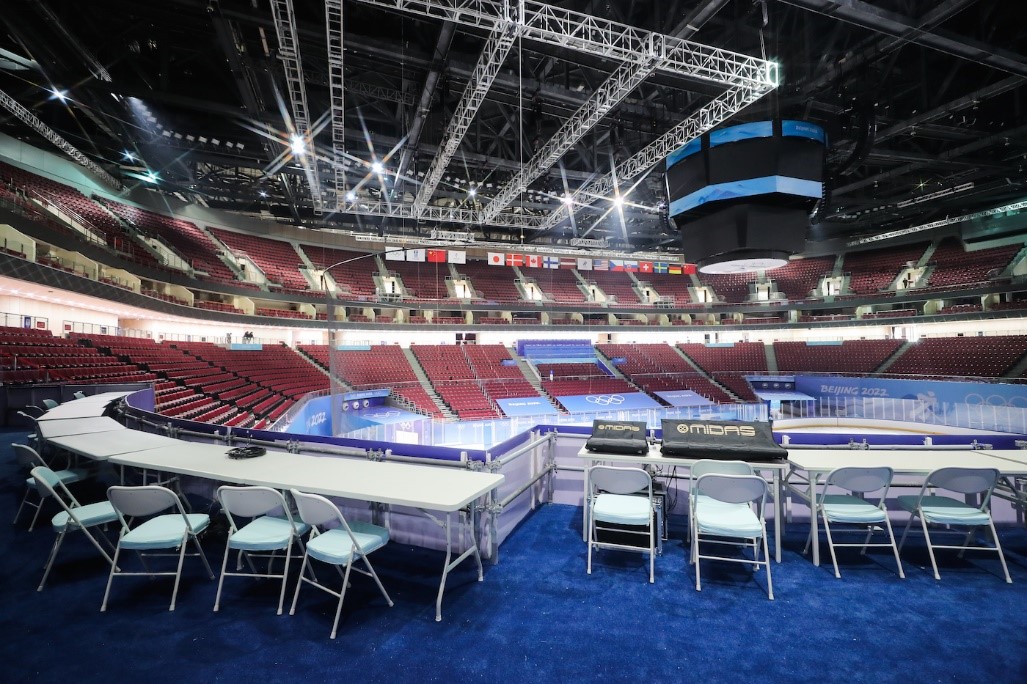 绿色双奥场馆五棵松体育中心已为冬奥会首场冰球比赛做好准备