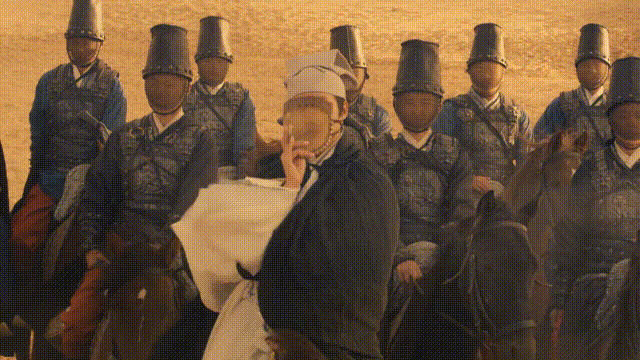 拿一把刀轻松一抖,利刀立刻变成数片飞刃,飞将出去,随即杀落数名对手.