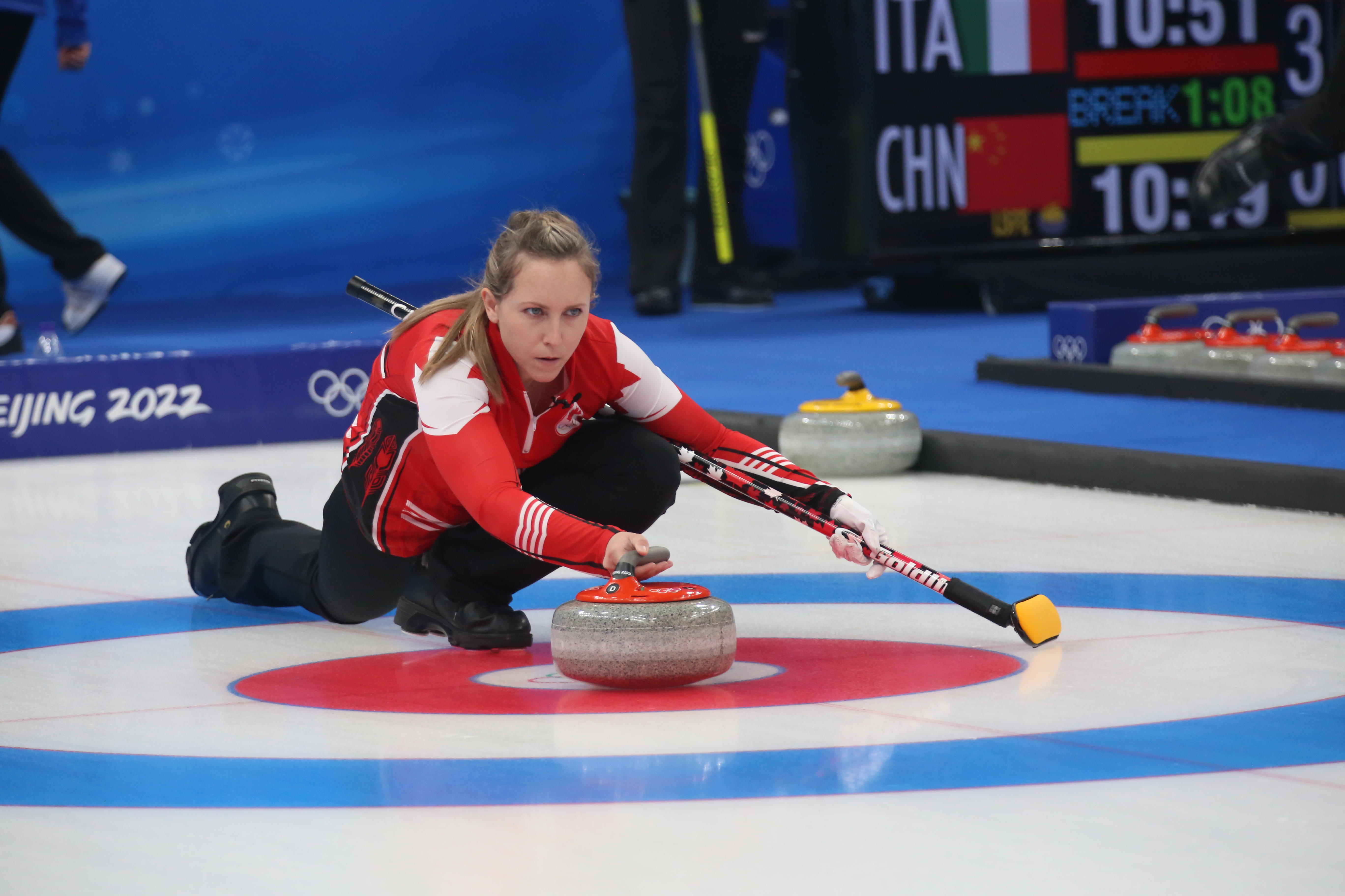加拿大选手蕾切尔·霍曼在北京冬奥会混双冰壶比赛中