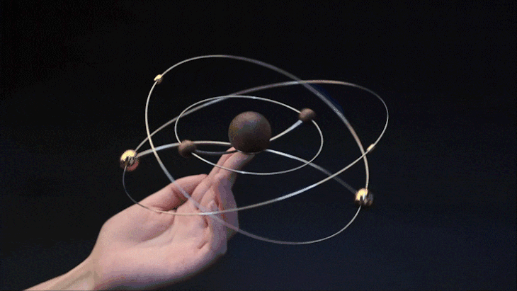 金属质感的星环轨道,彼此相交,正如恋人在时空中的相遇,一转,就是一