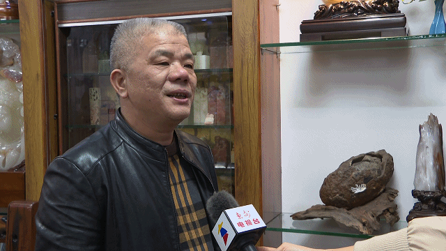 惠安县大千雕刻艺术总监 许为民眼前的这件名为《福娃》的文创产品