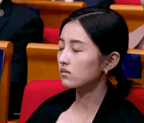 嘴角也没有了任何笑意,也因为这一幕被很多人说张子枫表情管理失败