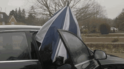 幅狼狈样没几次是不被车门卡住的最难受的还是上下车的时候打伞被吹走