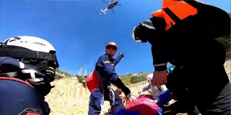高山雪上运动空中救援队在工作。新华社夏子麟摄