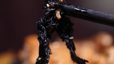 来他们家吃饭不用担心不够吃,每份小锅足足有三斤牛蛙,去皮后的纯蛙肉