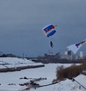 俄罗斯一伞兵表演时意外挂在标示牌上因风大失控（现场）拒绝服兵役的后果