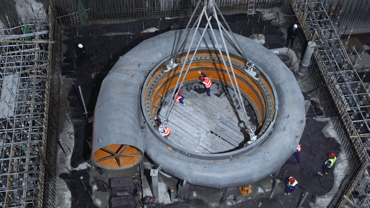 电站首台机组混凝土结构分为蜗壳层,水轮机层,母线层等5层,由于浇筑仓