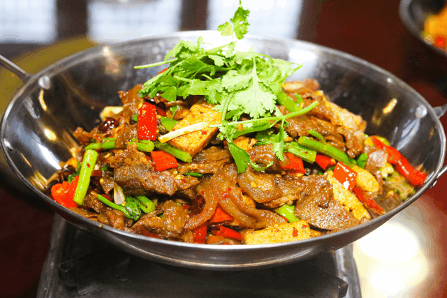 寻味铜仁 i "干锅牛嘴巴":新都腊王府当红爆款,牛肉与干锅的天作之合