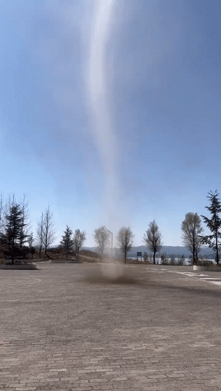 威宁工贸职业学院停车场惊现10余米高的小旋风持续20分钟左右