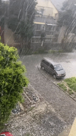 惊不惊喜突不突然都江堰局部今天打雷下冰雹网友活了几十年第一次见