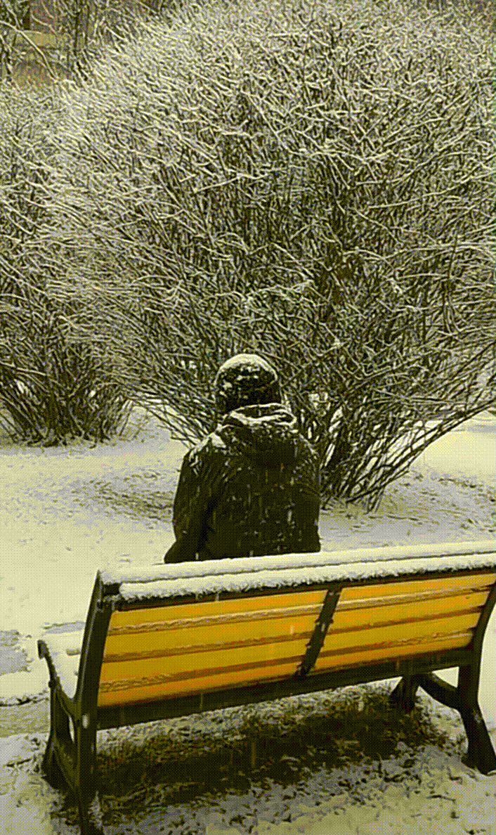 紧接着是背影的特写:步履蹒跚,背影中多了几分落寞.