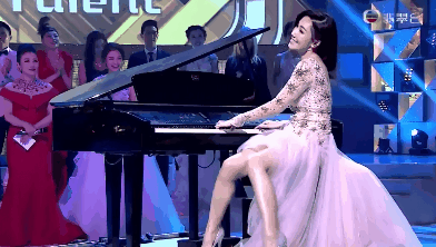 了自己的歌喉,还有在tvb周年台庆上那一段《土耳其进行曲》的钢琴演奏