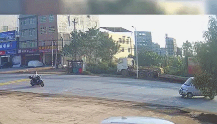 被撞后又被碾压命被它保住了 腾讯新闻