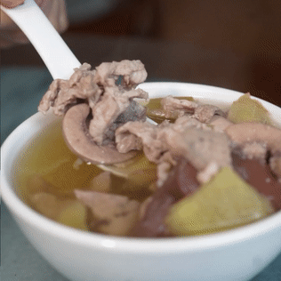 适量米酒制作而成用猪杂,姜丝是本地极具特色的名菜之一恩平猪杂酒