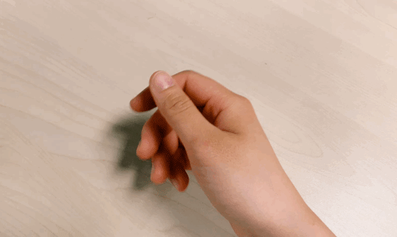 安静状态下,双手自然放在腿上或桌面,看手部是否不自主震颤,如搓丸样