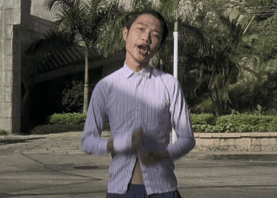 少林足球》里那个头大眼呆,衣衫不合身的骚舞青年,角色名字也叫"酱爆"