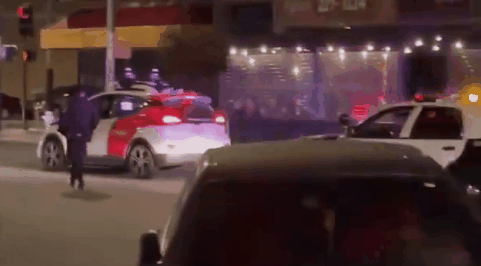 无人驾驶汽车自动“躲”交警加速“逃离”后被拦停萨尔马特视频