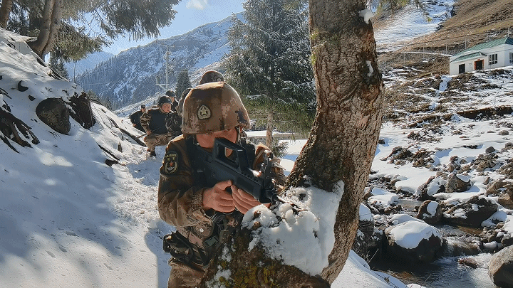 翻山越岭处特情警民共筑钢铁边防线