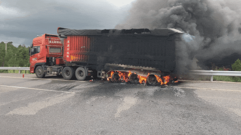 高速路上,大货车突然起火!满满一车橘子被烧焦_腾讯新闻