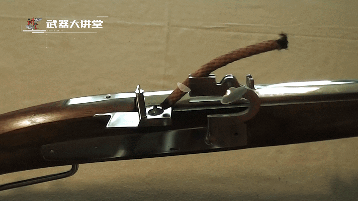 发射的时候枪手只需要扣住扳机就可以保持蛇杆的下落运动实现击发