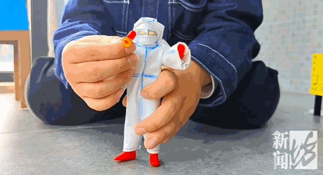 奥特曼指挥怪兽做核酸?上海9岁男孩用手办记录封控生活,萌翻!