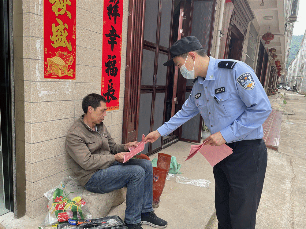 长汀民警在王女士正在付款输入银行卡密码的最后一步成功预警劝阻避免