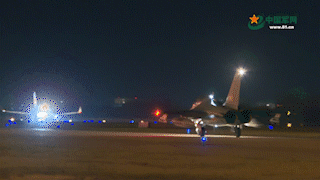 高能丨空军某部组织教-10飞机赴民航机场开展起降热加油训练