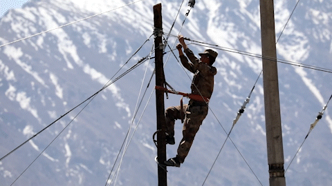 队员们利用缆车在杆与杆之间的线缆上穿越,不管身下是激荡奔腾的河流