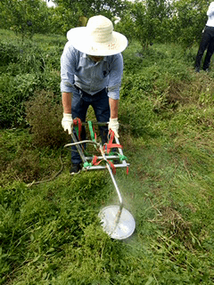 南充"牛人"发明"蒸汽除草机"用滚烫蒸汽烫死杂草!