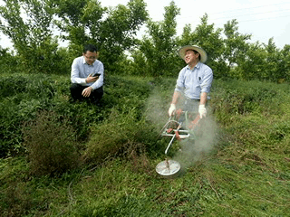 南充"牛人"发明"蒸汽除草机"用滚烫蒸汽烫死杂草!