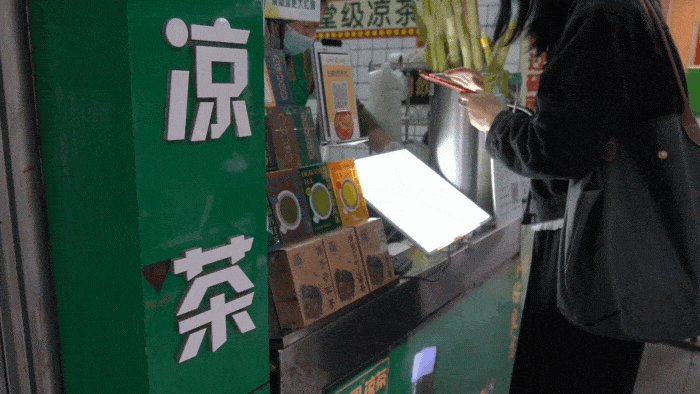 据说在以前,能主动上街买癍痧凉茶,面不改色地喝完,是广州小孩的成人