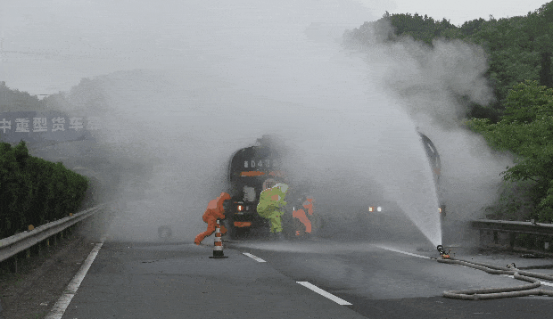 28吨盐酸槽罐车泄漏,白色烟雾弥漫