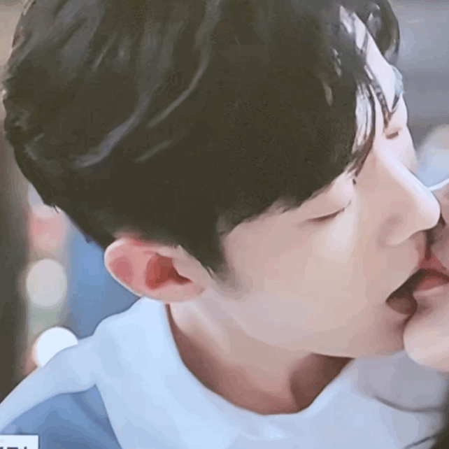 肖战的吻戏总给人一种很纯的感情,即便在影视剧中是个闷骚的老司机,但