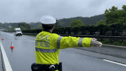 警察五一假期致敬每一位辛勤付出的劳动者致敬一起奋斗的战友我们以此