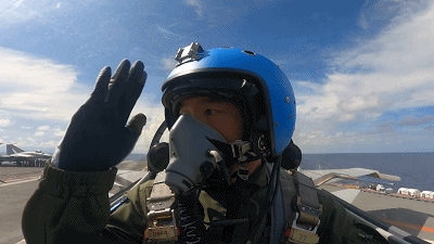 从入列到训练过去的十年▽山东舰副舰长徐英,是海军首批舰载机飞行员