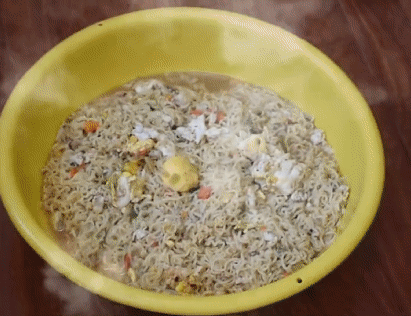 ▼算是兵哥们的小幸福或者煮了一块吃下岗后买桶泡面▼绝对可以满血