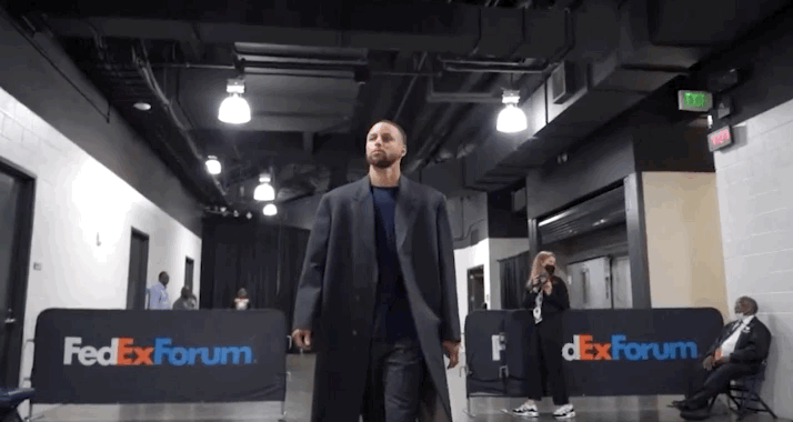 库里赛前身穿一套深灰色西服入场