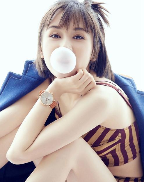 迪丽热巴拍美图大片吹泡泡很魅惑,鹿晗却一不