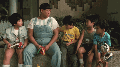 不仅穿起了少年感十足的背带裤,而且还剪了一个西瓜发型,西瓜太郎的