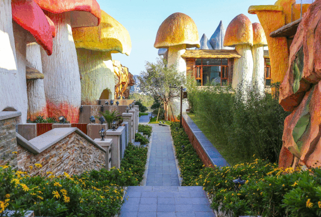 在兴义的贵州醇景区,蘑菇野奢酒店做到了.