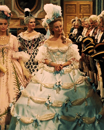 《绝代艳后》,发现玛丽王后天真烂漫,穿着美丽的洛可可风格更是触动